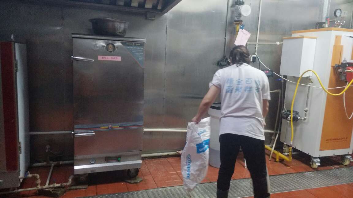 學校食堂使用蒸汽發(fā)生器熱飯效率高