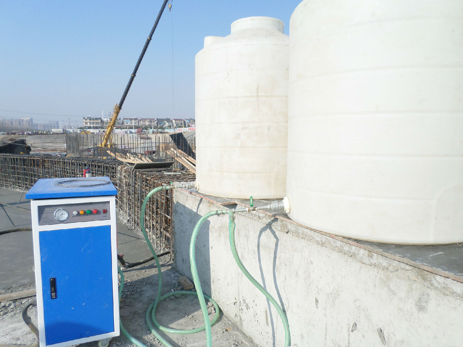 避免混凝土水分不足，使用湖南路橋養(yǎng)護電加熱蒸汽發(fā)生器