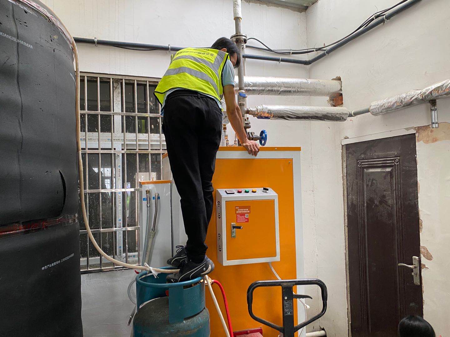 茶葉質(zhì)量高，采用山西茶葉烘干72kw電熱蒸汽發(fā)生器高效節(jié)能環(huán)保